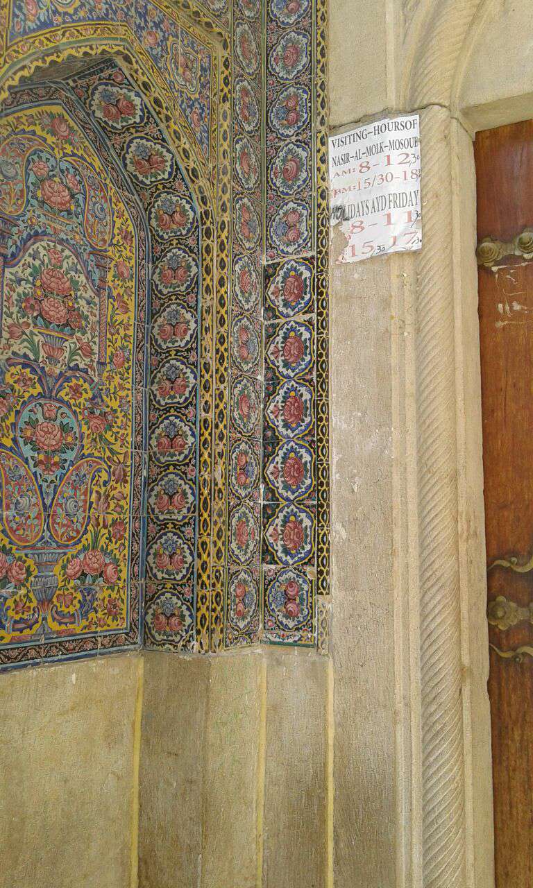 پس از دزدی 5 کاشی مسجد نصیرالملک شیراز، جای خالی آنها با نزدیکترین کاشی، مورد بازسازی قرار گرفت.(رضا نجاران)
